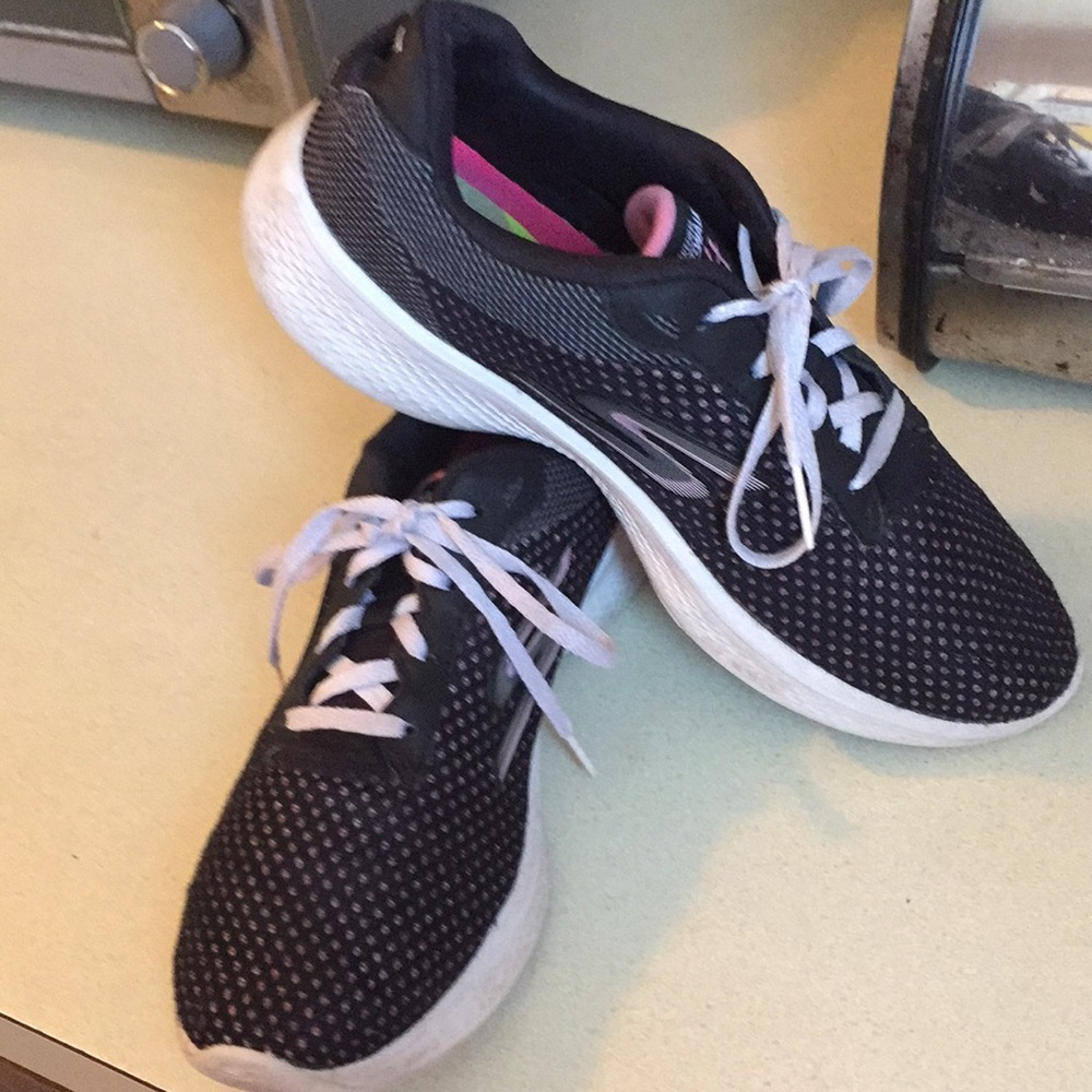 Sketchers go walk sneakers